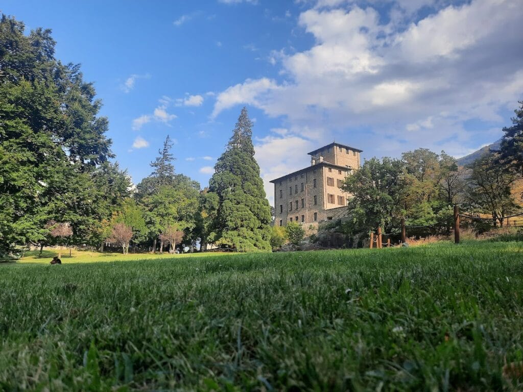 Gamba Castle: A Twentieth-Century Manor and Modern Art Centre in Italy 1 Gamba Castle