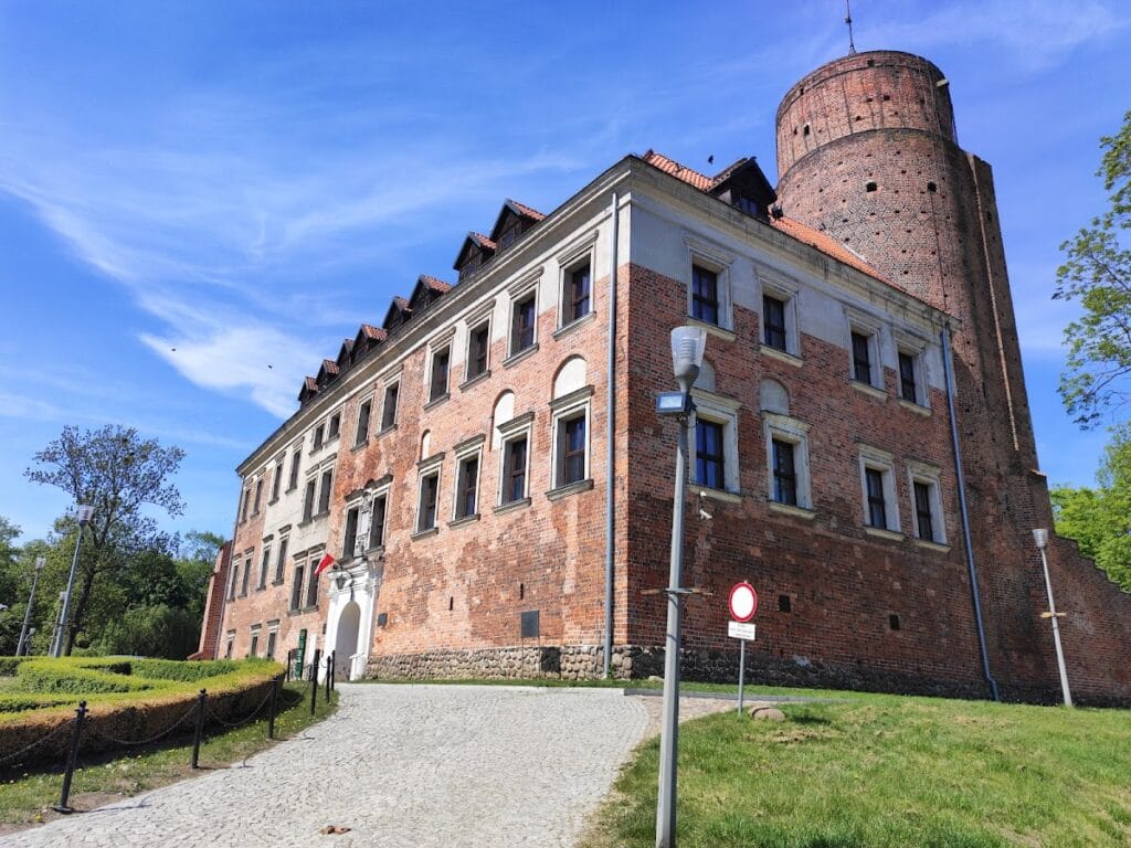 Uniejów Castle: A Medieval Frontier Fortress and Episcopal Residence in Poland 1 Uniejów Castle