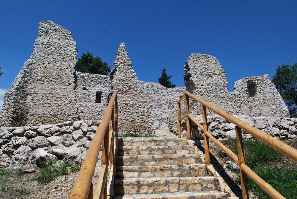 Bydlin Castle: A Medieval Fortified Site and Former Church in Poland 1 Bydlin Castle
