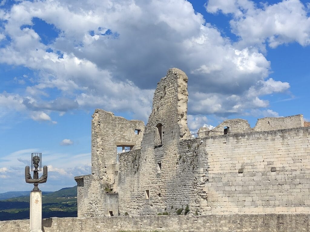 Château de Lacoste: A Ruined Castle in Provence, France 2 Château de Lacoste