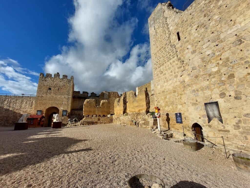 Castle of Trigueros del Valle: A Fifteenth-Century Noble Fortification in Spain 4 Castle of Trigueros del Valle