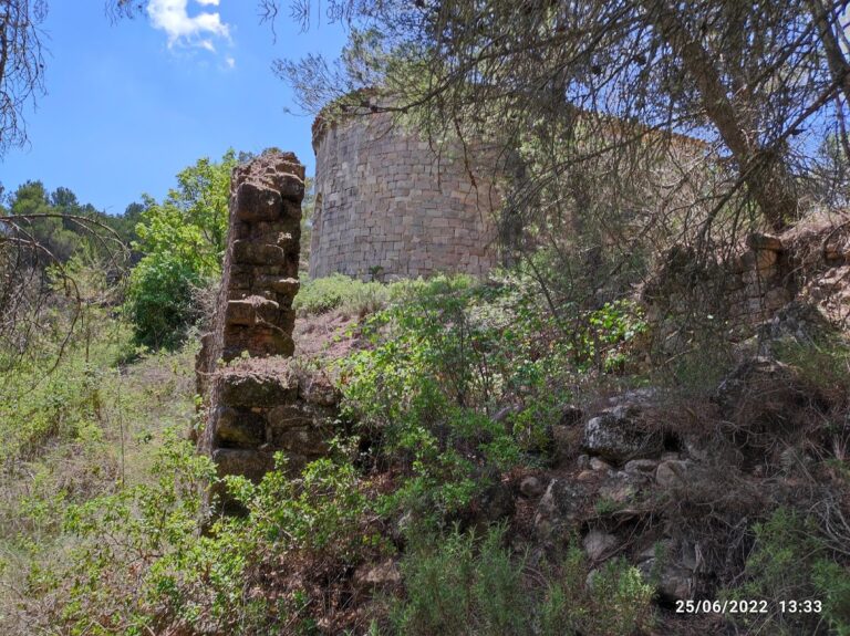 Castell de la Roqueta: A Medieval Fortress in Sant Martí de Tous, Spain
