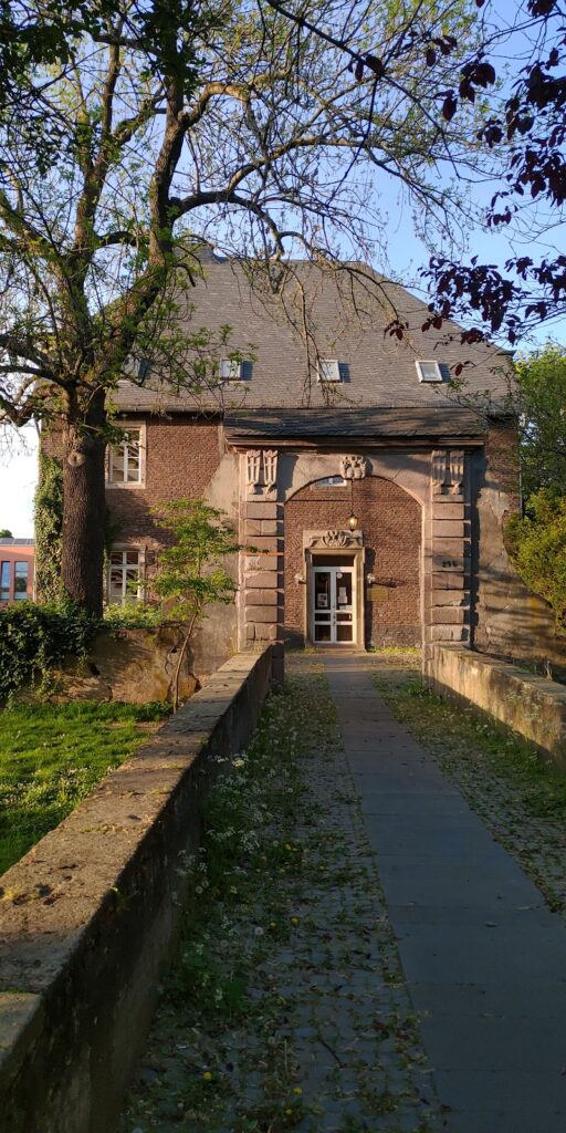 Dransdorfer Burg: A Former Knightly Seat in Bonn 1 Dransdorfer Burg