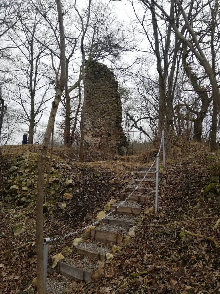 Burgruine Sichtenberg: A Medieval Castle Ruin in Austria