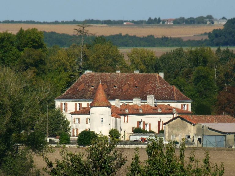 Château du Bourbet: A Historic Residence in Cherval, France