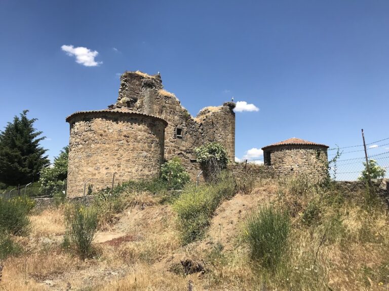 Castillo de Serranos de la Torre: A 15th-Century Medieval Castle in Zapardiel de la Cañada, Spain
