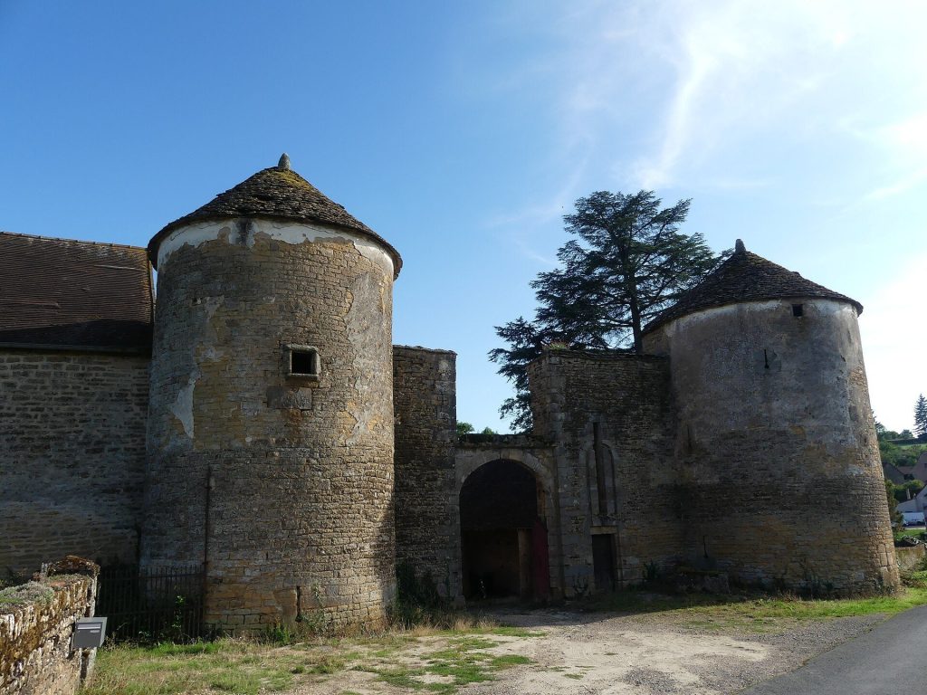 Gros-Chigy Castle: A Fortified Stronghold in France 1 Château de Gros-Chigy