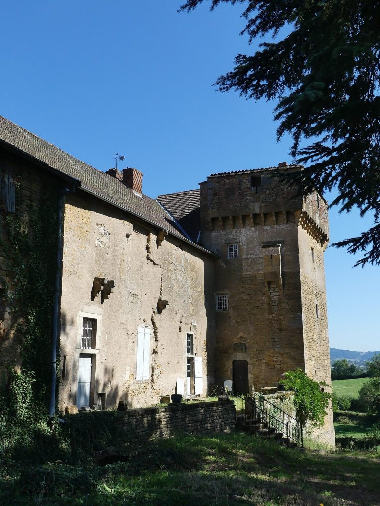 Gros-Chigy Castle: A Fortified Stronghold in France 2 Château de Gros-Chigy