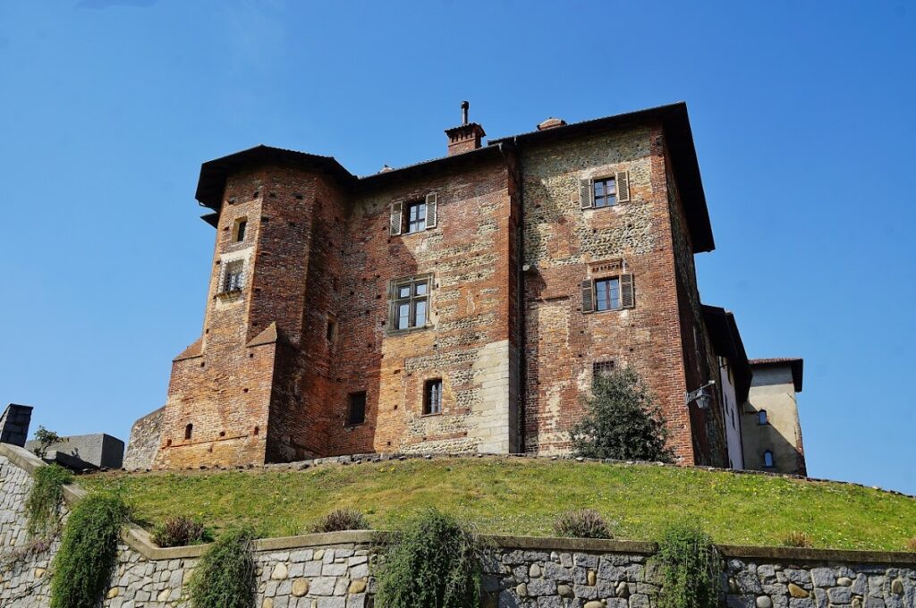 Castello di Valdengo: A Medieval Fortified Settlement in Italy 2 Castello di Valdengo