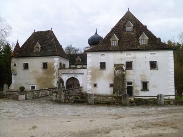 Hueb Water Castle (Wasserschloss Hueb): A Historic Moated Castle in Austria