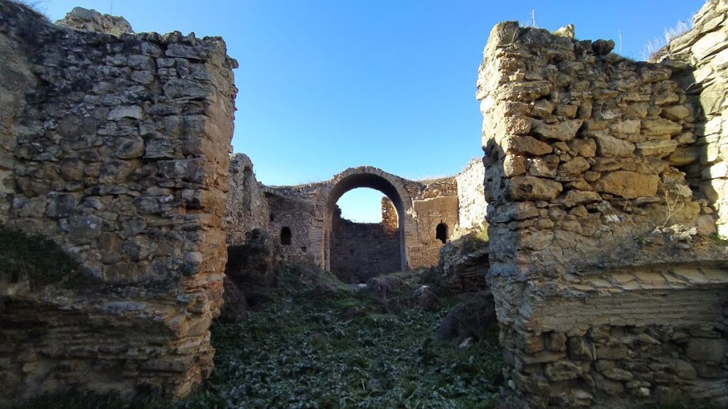 Castle of Vállaga: A Ruined Fortification in Spain 1 Castle of Vállaga