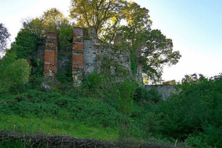 Burgruine Graisbach: Medieval Hilltop Castle Ruins in Marxheim, Germany