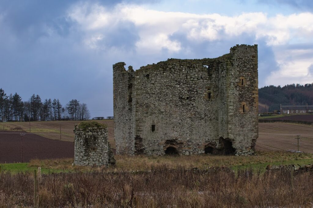 Lordscairnie Castle: A Ruined Tower House in Fife 1 Lordscairnie Castle