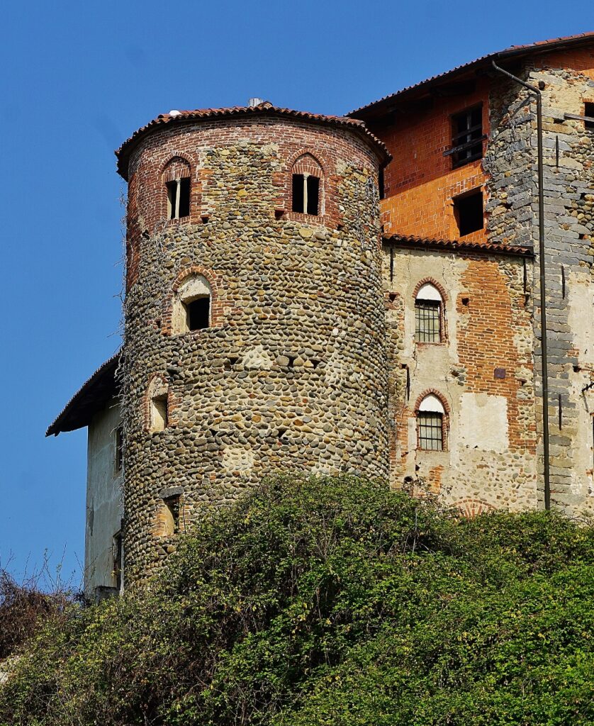 Castello di Cerreto: A Medieval Fortified Residence in Italy 2 Castello di Cerreto