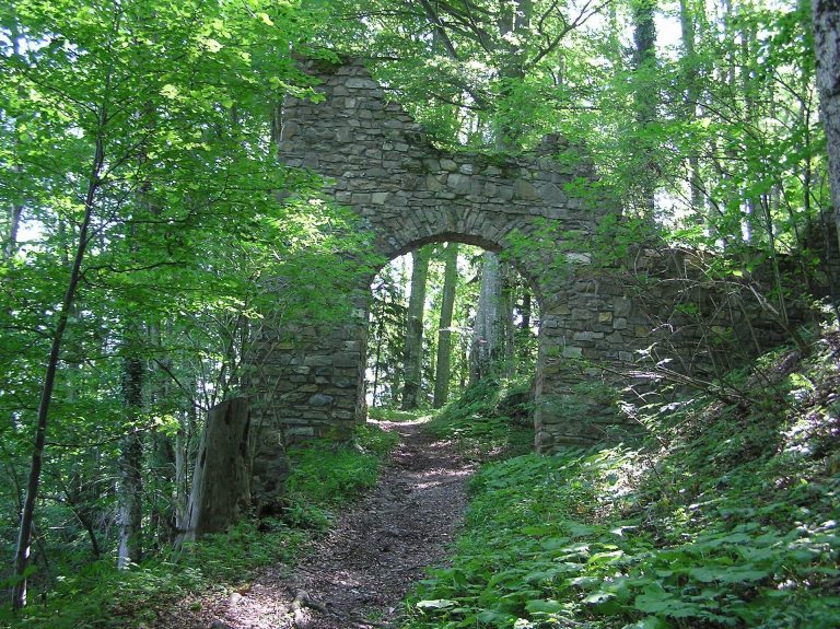 Burg Lichtentann: Medieval Hill Castle and Court Seat in Austria