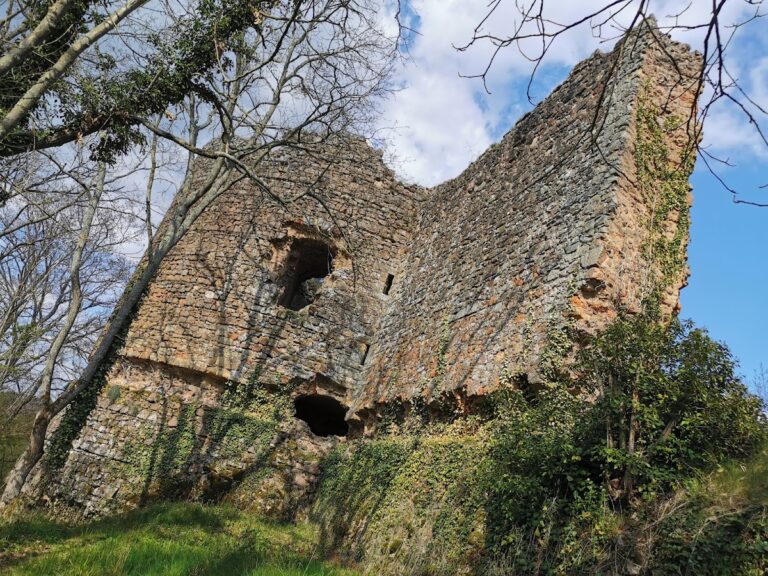 Château de Murat: A Medieval Fortress in Murat, France