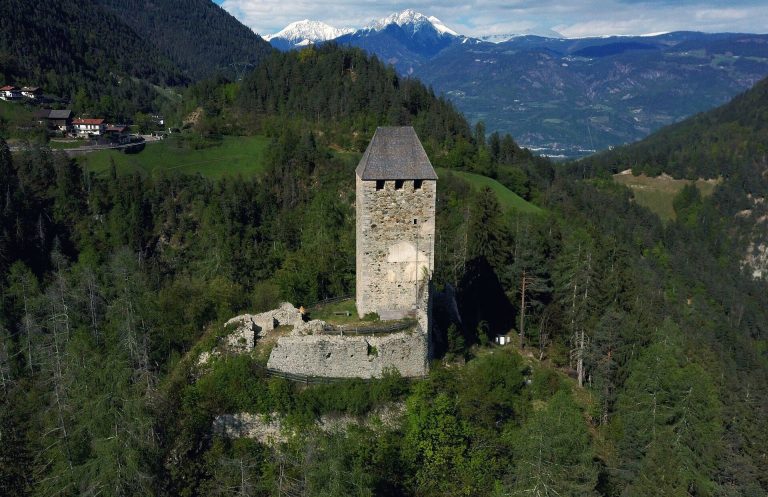 Eschenlohe Castle: Medieval Seat of the Ulten Court in Italy