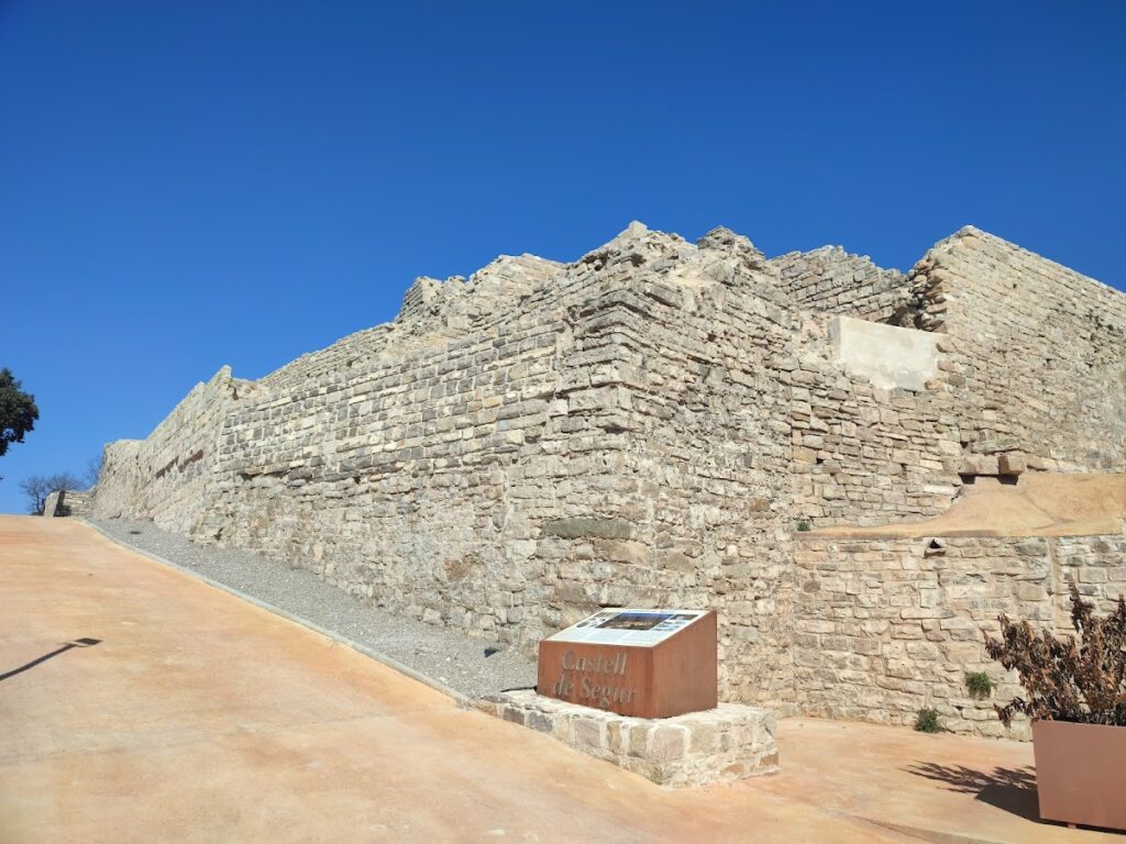 Castell de Segur: A Medieval Frontier Fortification in Spain 1 Castell de Segur