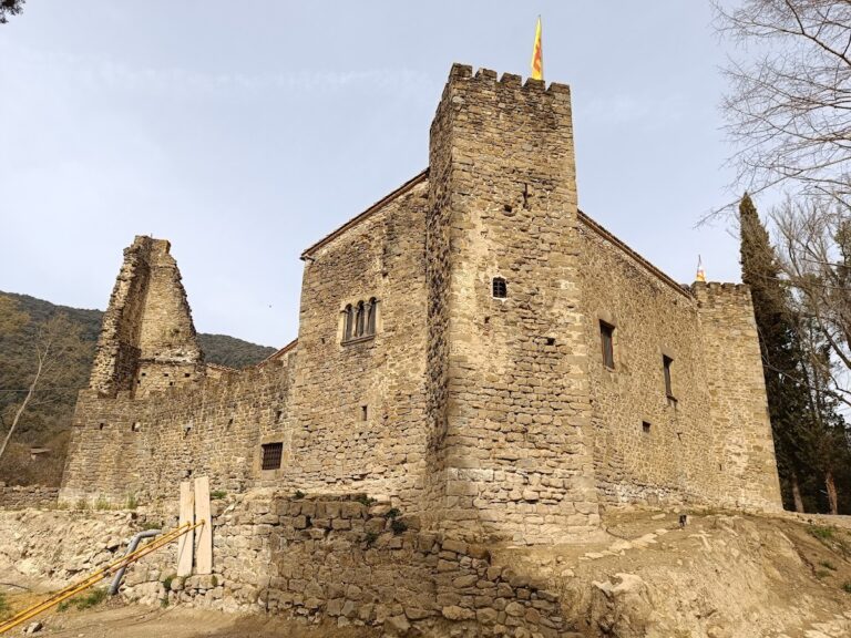 Castell de Falgons: A Historic Castle in Sant Miquel de Campmajor, Spain
