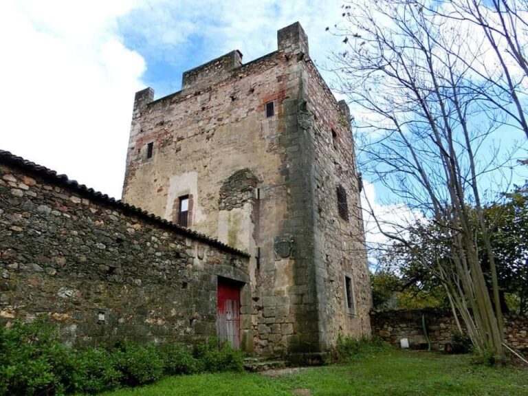 Castle of Grimaldo: A Medieval Fortress in Cañaveral, Spain