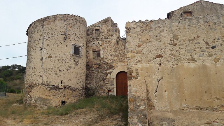 Castell de Vilarnadal: A Historic Castle and Farmhouse in Spain