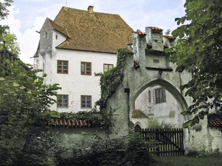Schloss Pöring: A Historic Castle and Pilgrimage Complex in Germany