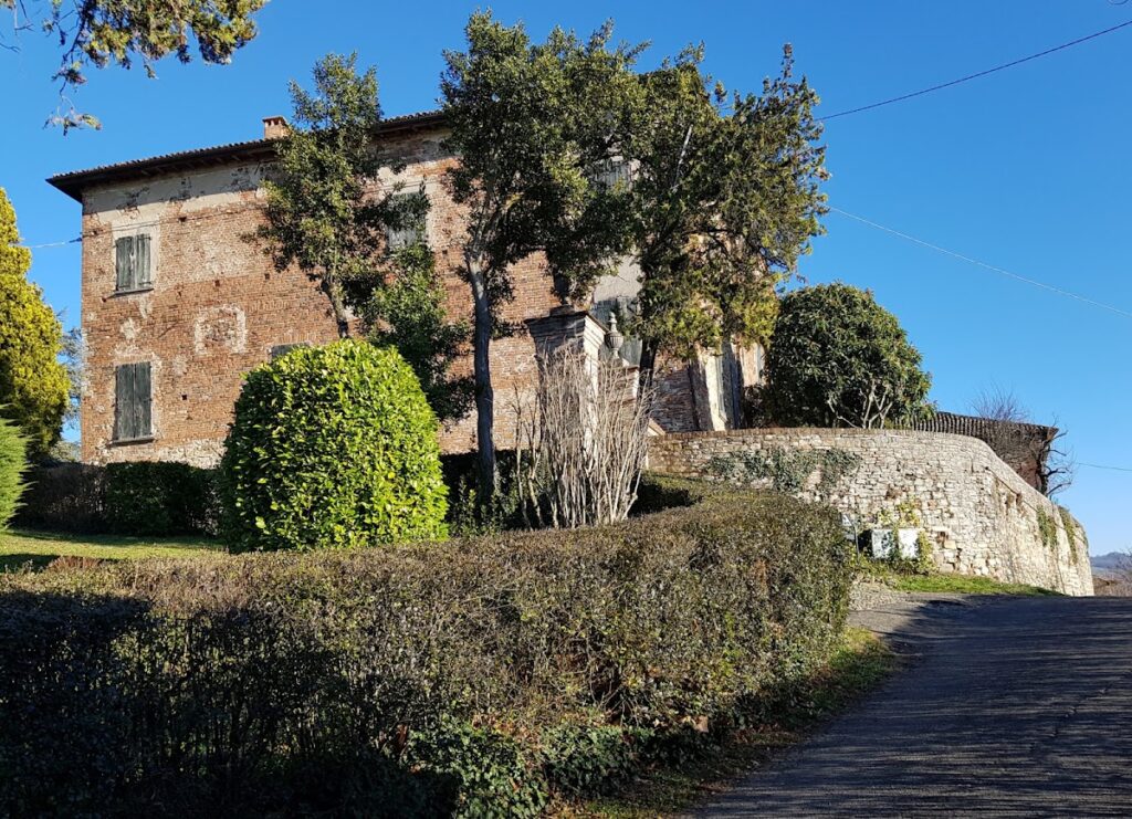 Castello di Montecalvo: A Medieval Fortification in Italy 1 Castello di Montecalvo