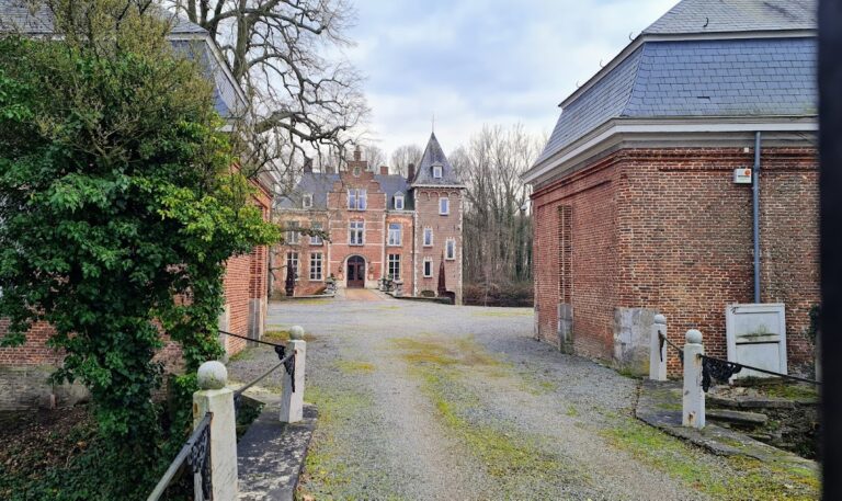 Kasteel de Bueren: A Historic Moated Castle in Melle, Belgium