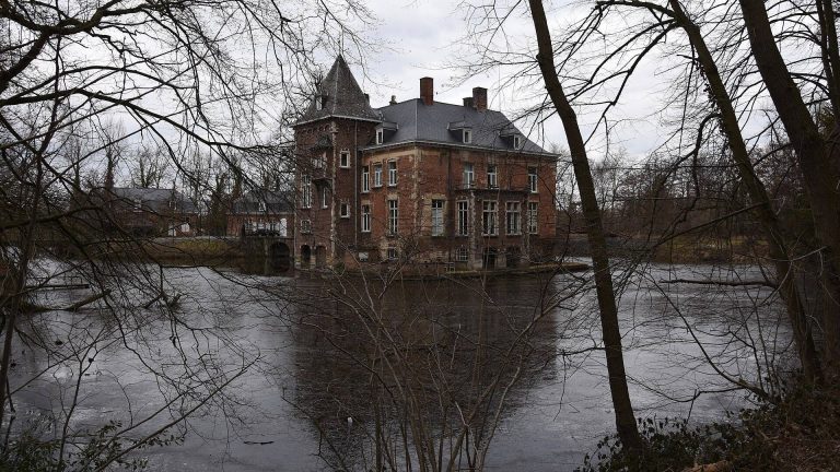 Kasteel de Bueren: A Sixteenth-Century Moated Castle in Belgium
