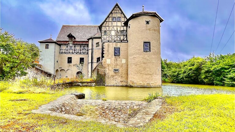 Roßrieth Castle: A Renaissance Moated Castle in Bavaria