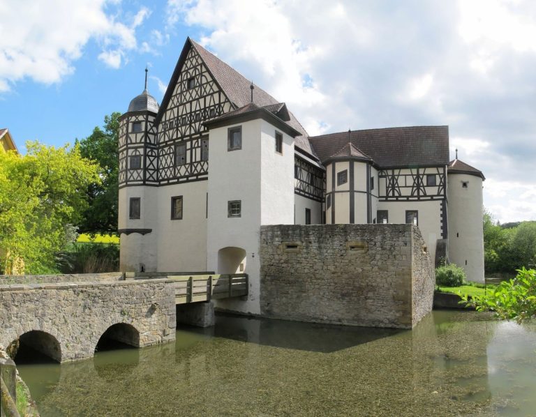 Roßrieth Castle: A Renaissance Moated Castle in Bavaria