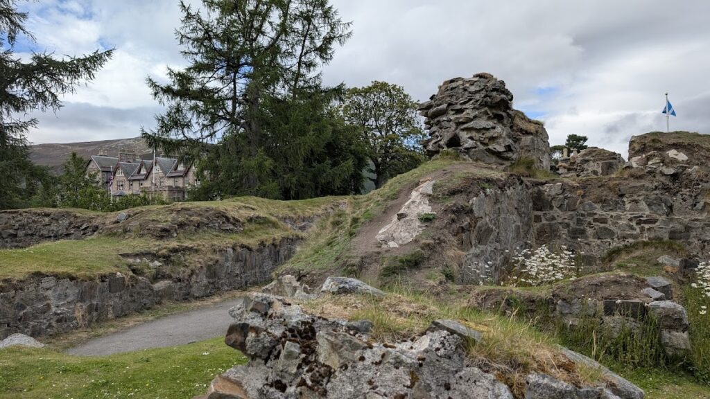 Kindrochit Castle: A Medieval Royal Fortification in Scotland 1 Kindrochit Castle
