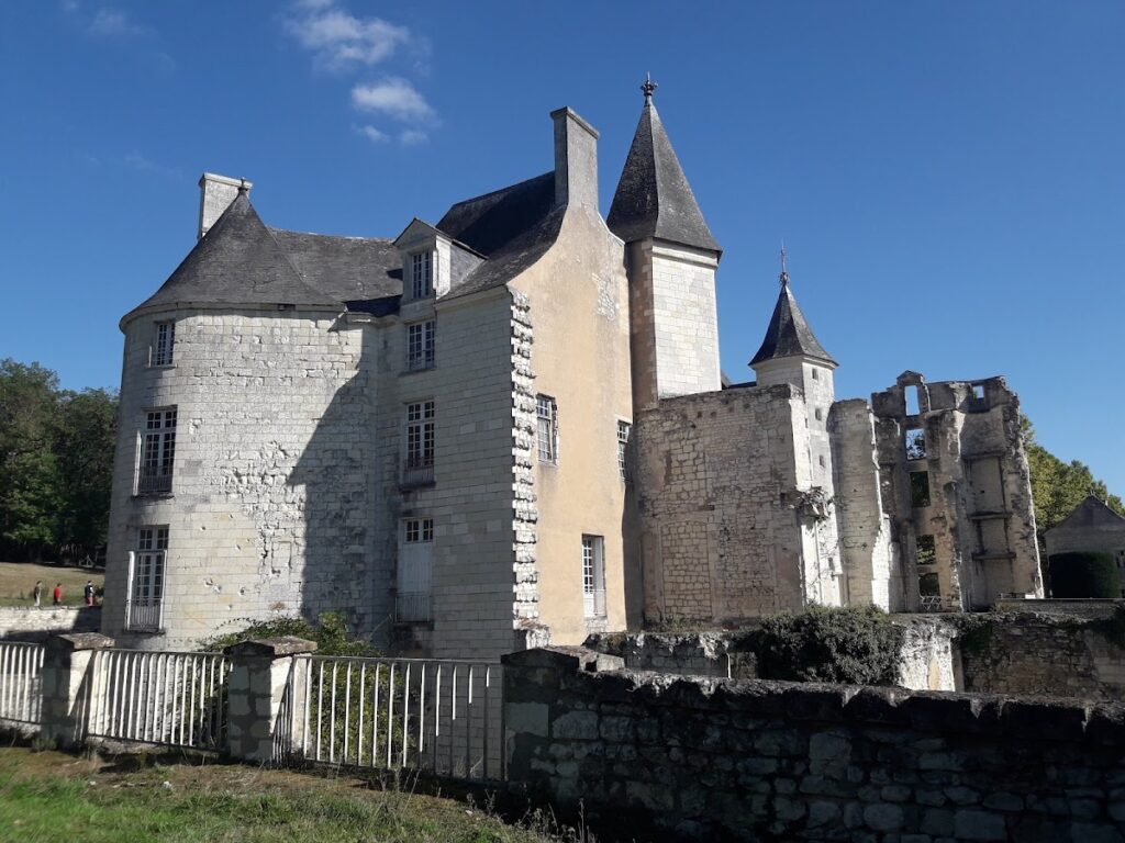 Château du Fou: A Late-Fifteenth-Century Château in Vouneuil-sur-Vienne 1 Château du Fou