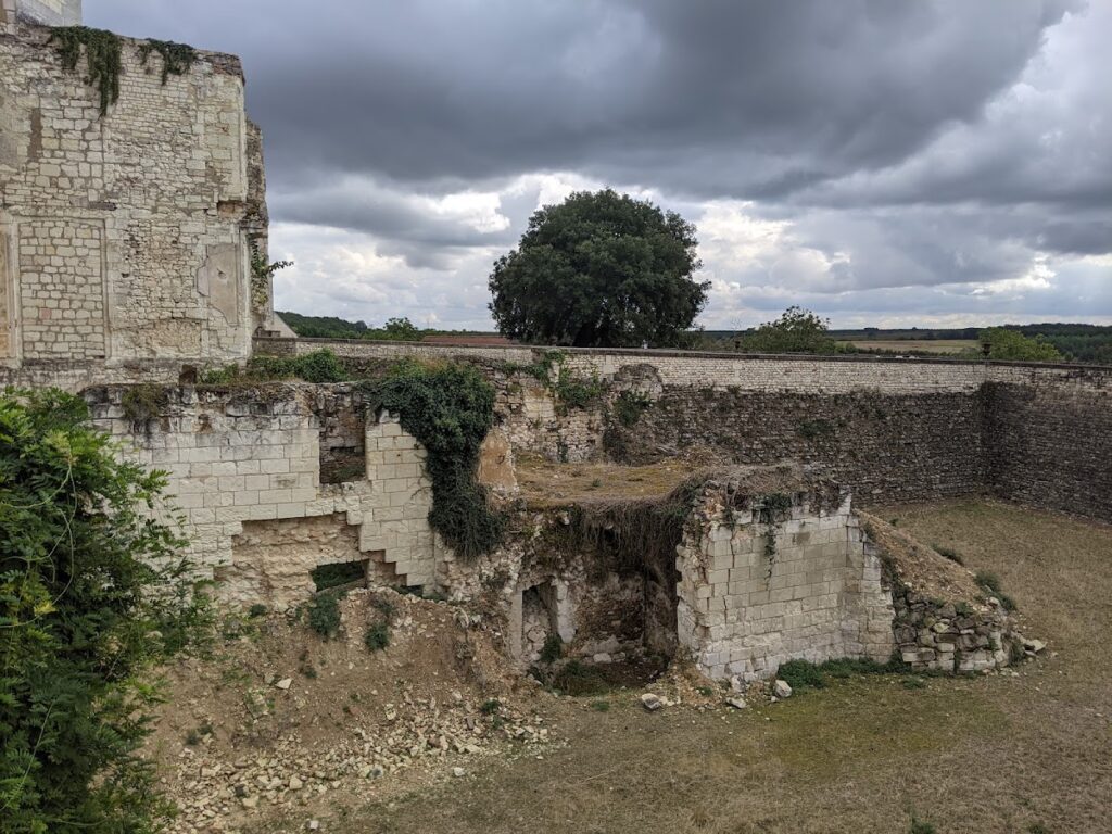 Château du Fou: A Late-Fifteenth-Century Château in Vouneuil-sur-Vienne 2 Château du Fou