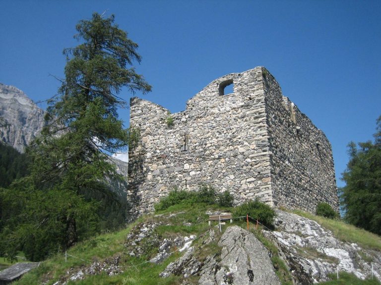 Splügen Castle: A Medieval Fortified Complex in Switzerland