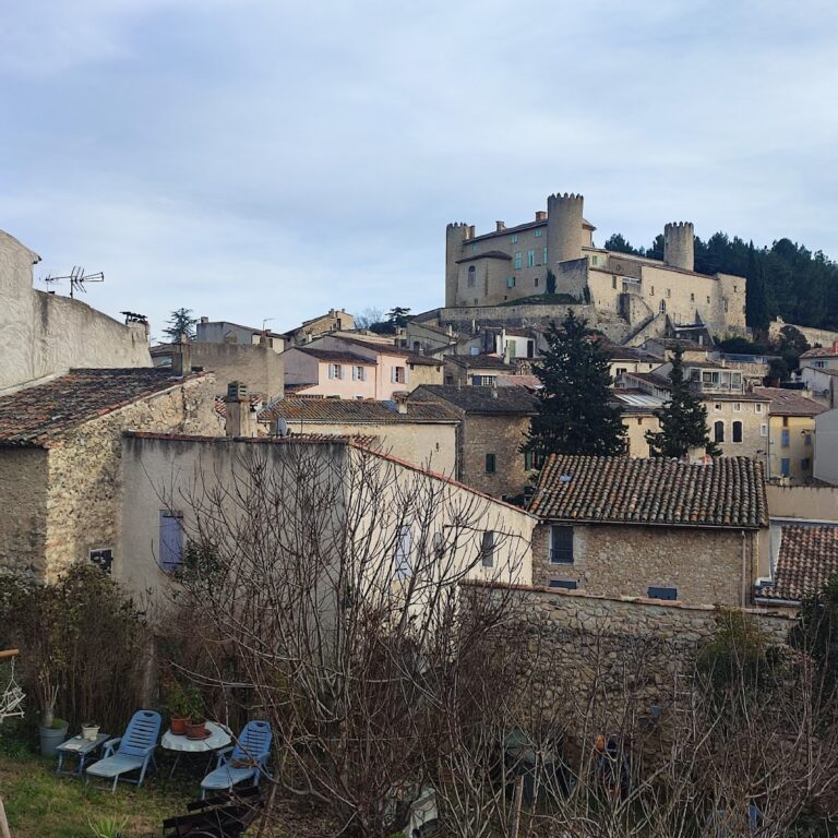 Château de Mirabeau: A Historic Fortress in Mirabeau, France
