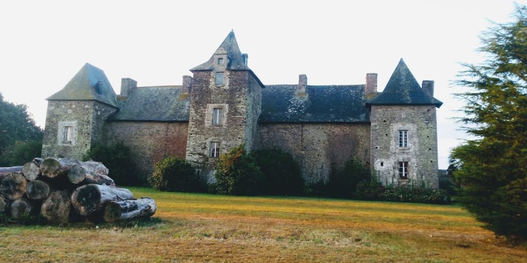 Manoir de Boyac: A Medieval Seigneurial Residence in France 1 Manoir de Boyac
