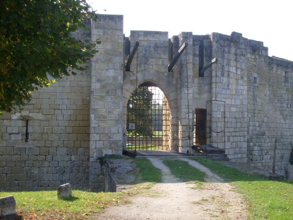 Château de Nieul-lès-Saintes: A Fortified Château in France 1 Château de Nieul-lès-Saintes