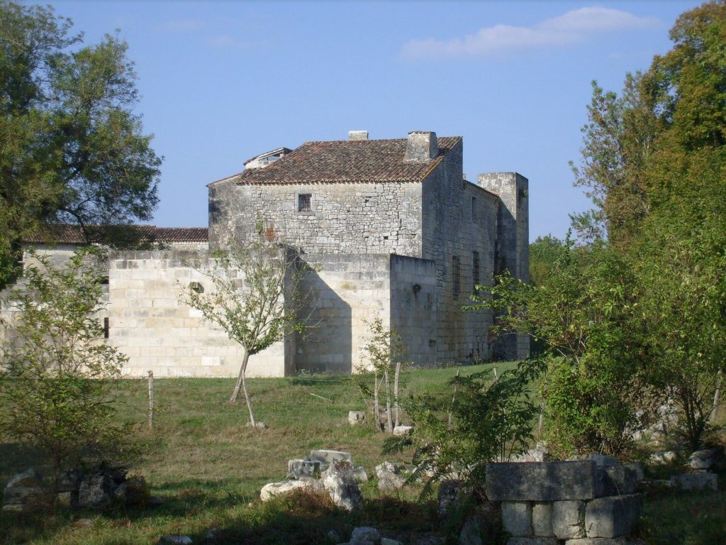 Château de Nieul-lès-Saintes: A Fortified Château in France 2 Château de Nieul-lès-Saintes