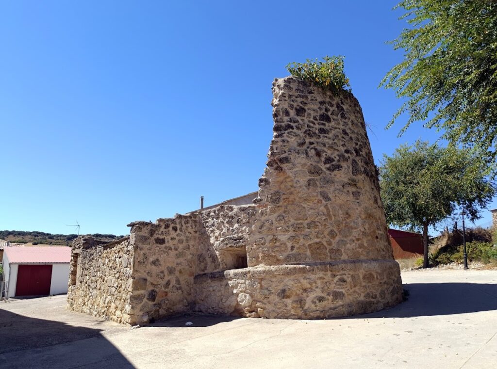 Escamilla Castle and Walls: A Medieval Fortified Complex in Spain 2 Castillo y murallas de Escamilla