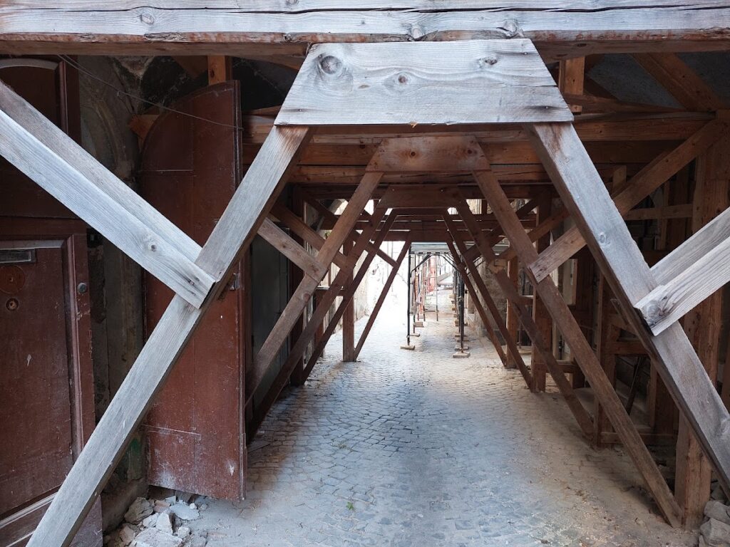 Castle of Fossa: A Medieval Fortification in Italy 3 Castle of Fossa