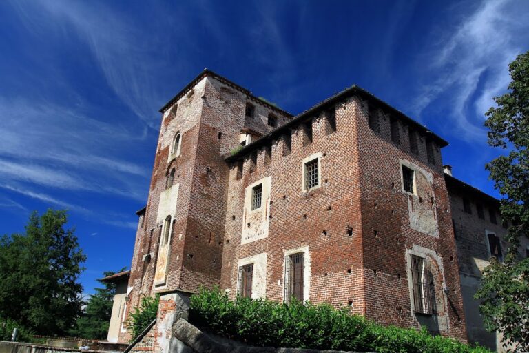 Castello di Caltignaga: A Medieval and Renaissance Castle in Italy