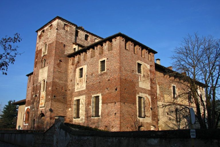 Castello di Caltignaga: A Fortified Castle in Italy