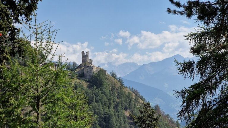 Rotund Castle: A Medieval Fortress in Taufers im Münstertal, Italy