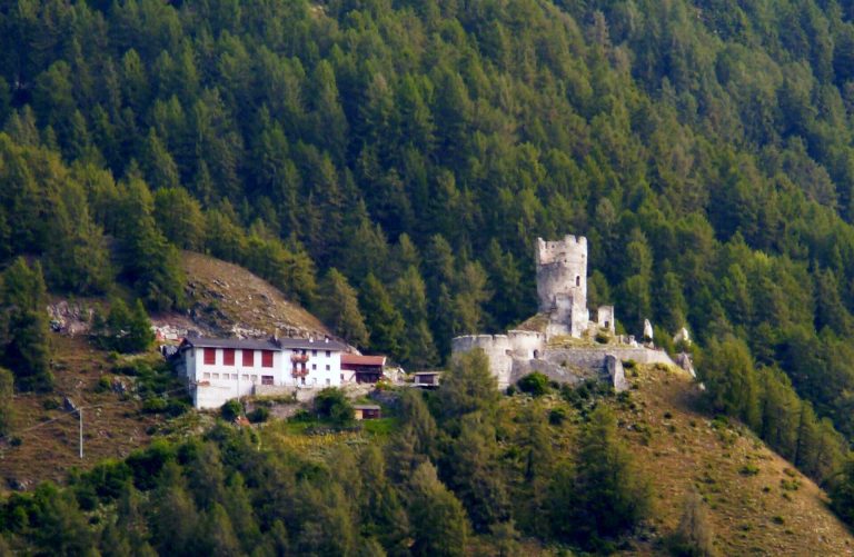 Rotund Castle: A Medieval Hill Castle in South Tyrol