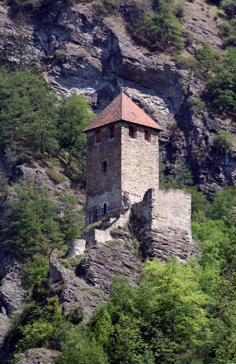 Innerjuvalt Castle: A Medieval Hill Castle in Switzerland