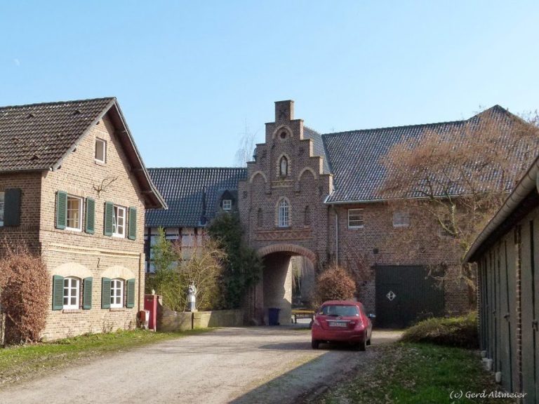 Haus Dürffenthal: A Medieval Water Castle in Germany