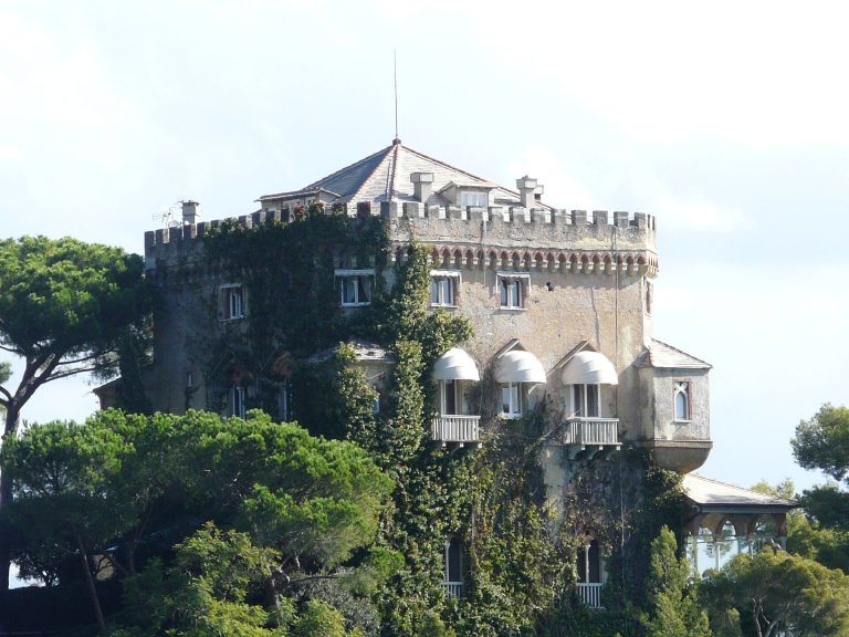 Paraggi Castle: A Genoese Coastal Defensive Post in Italy
