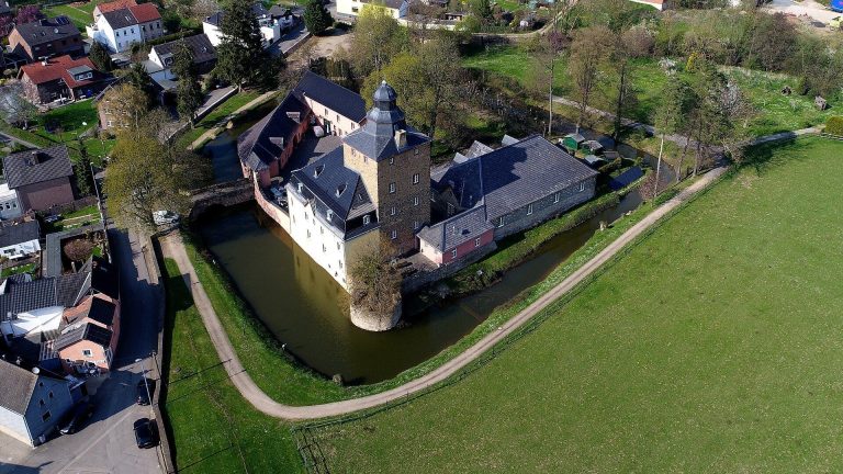 Burg Kirspenich: A Medieval Noble Seat and Water Castle in Germany