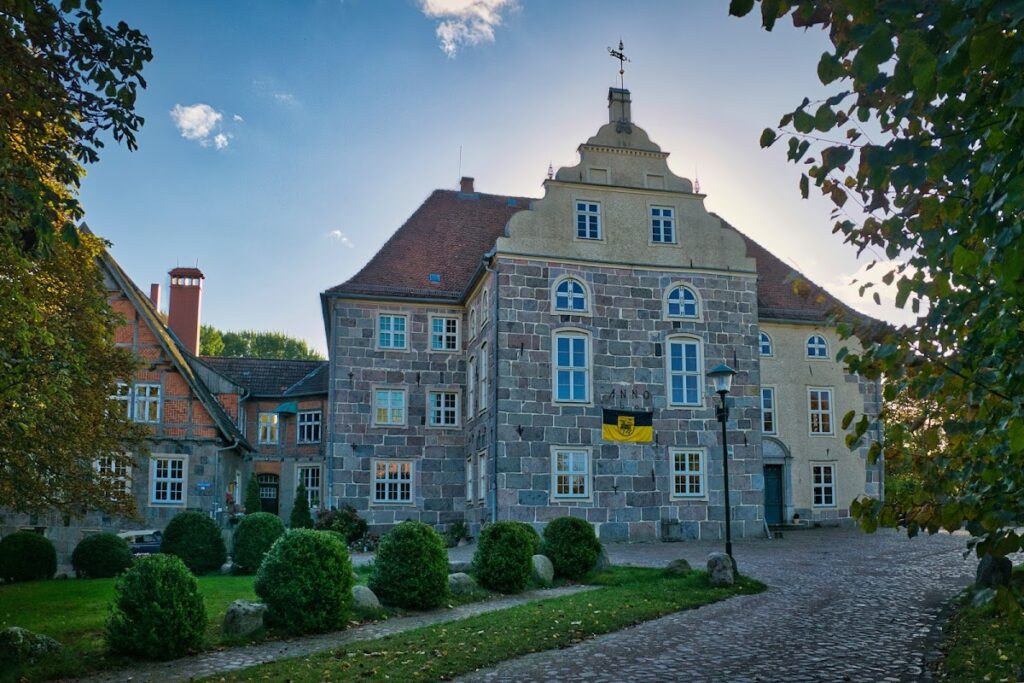 Burg Trechow: A Medieval Water-Castle Estate in Germany 1 Burg Trechow